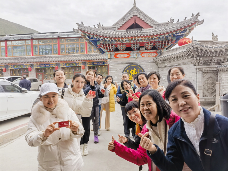 参观古刹.jpg