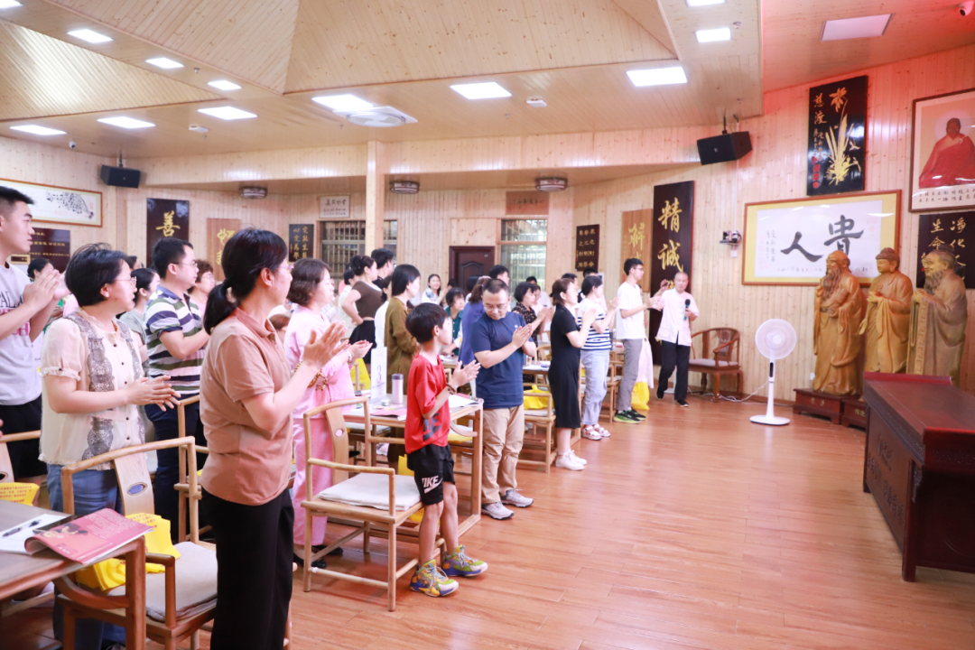 夏老师上台讲课.png