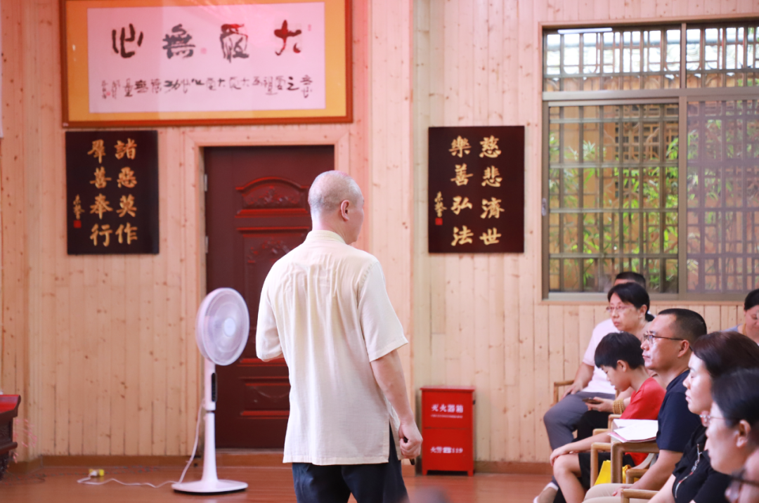 讲课中的夏老师.png