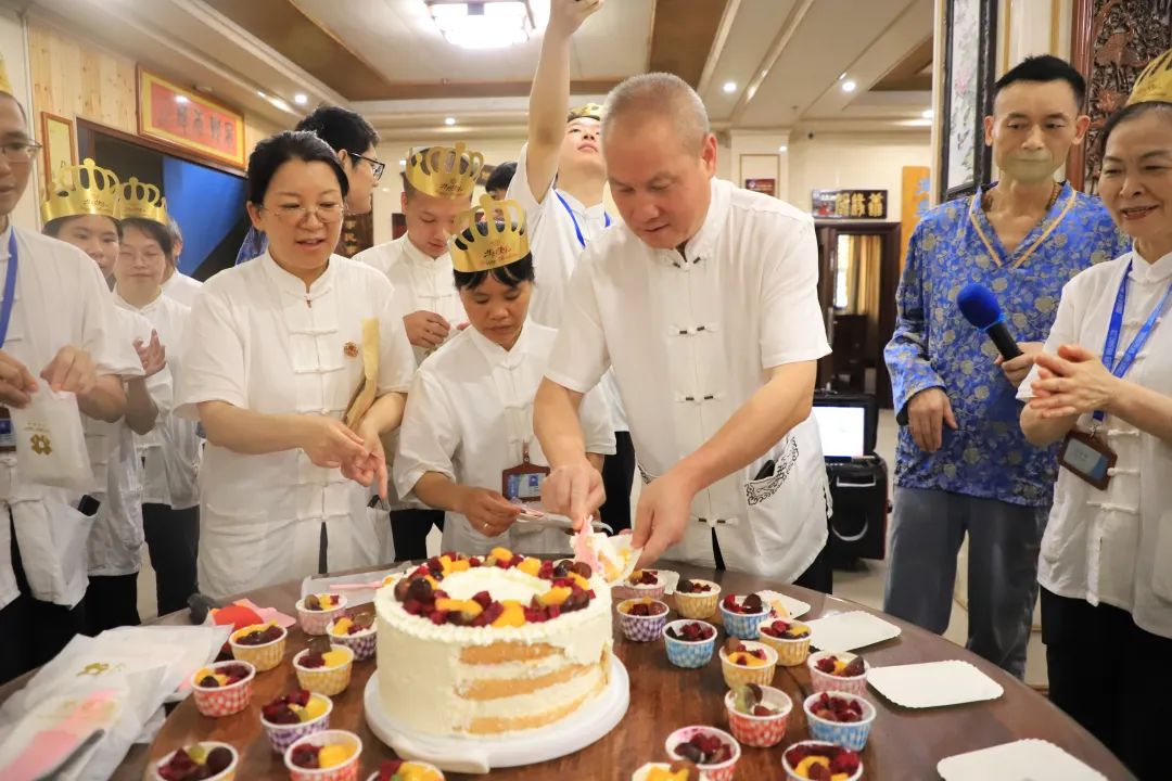 爸妈在线是咱的家——爸妈在线家人康养基地举办温馨员工集体生日会
