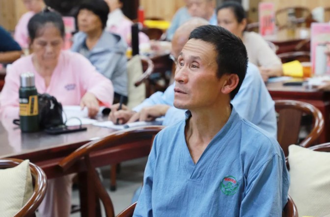 常年身心乏累，女儿带我来到爸妈在线后大变样